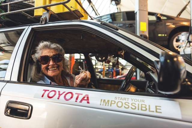 81-річна бабуся здійснила шалену подорож на старенькій Toyota - фото 260813