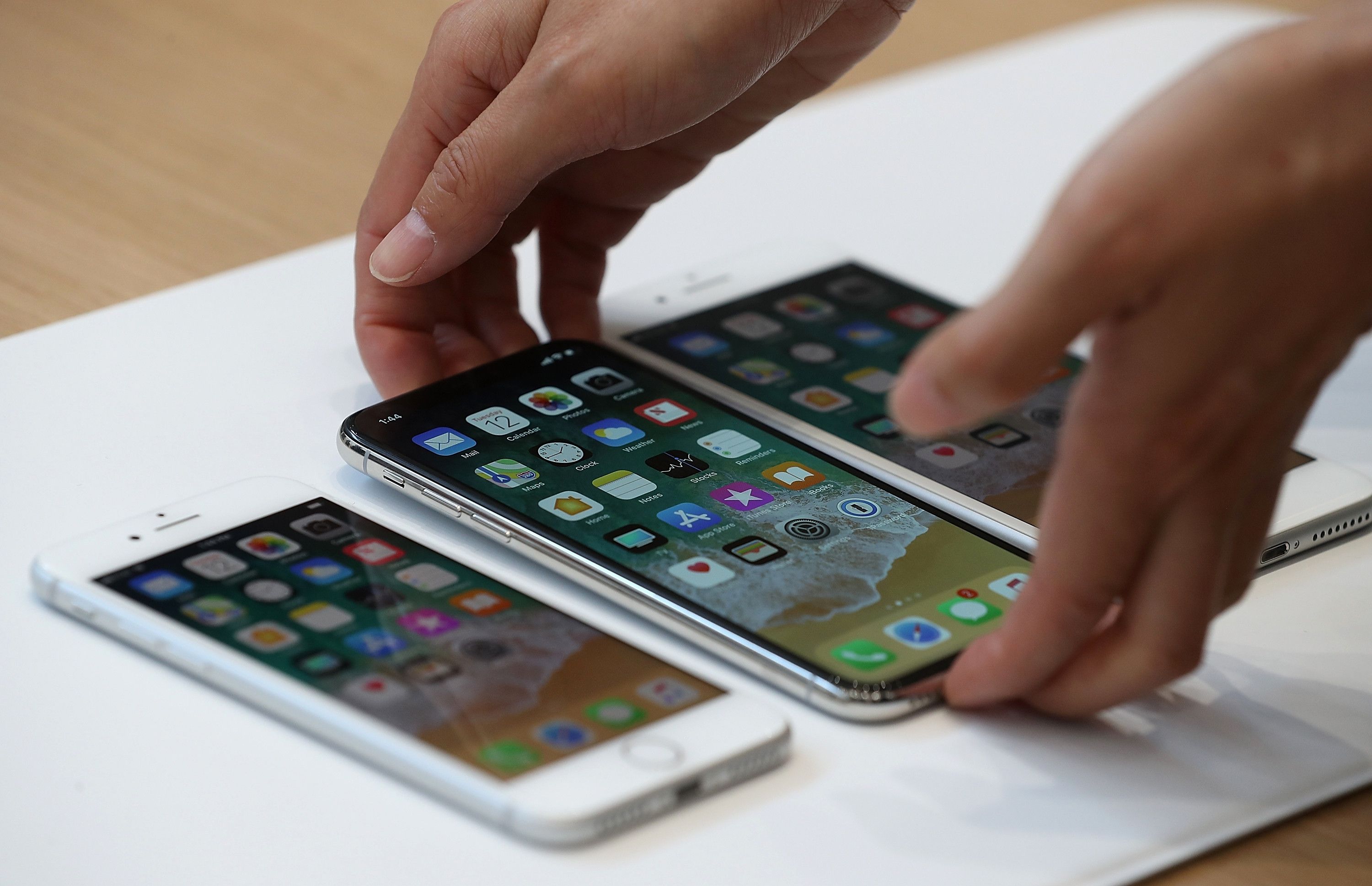 Коли надійде у продаж новий смартфон від Apple  - фото 259865