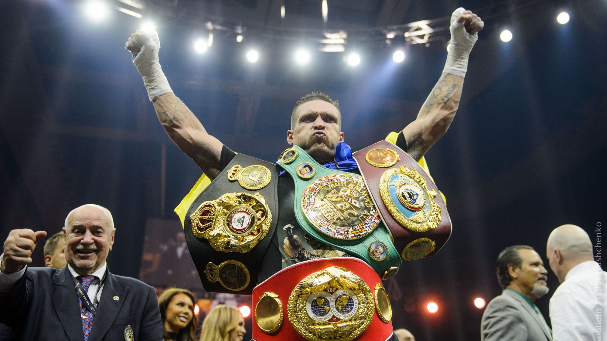 Абсолютний чемпіон світу зображений на тлі українського прапора - фото 1