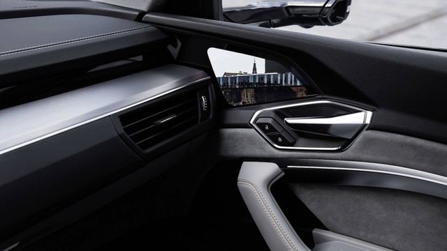 Інтер'єр електричного кросовера Audi E-Tron - фото 260535