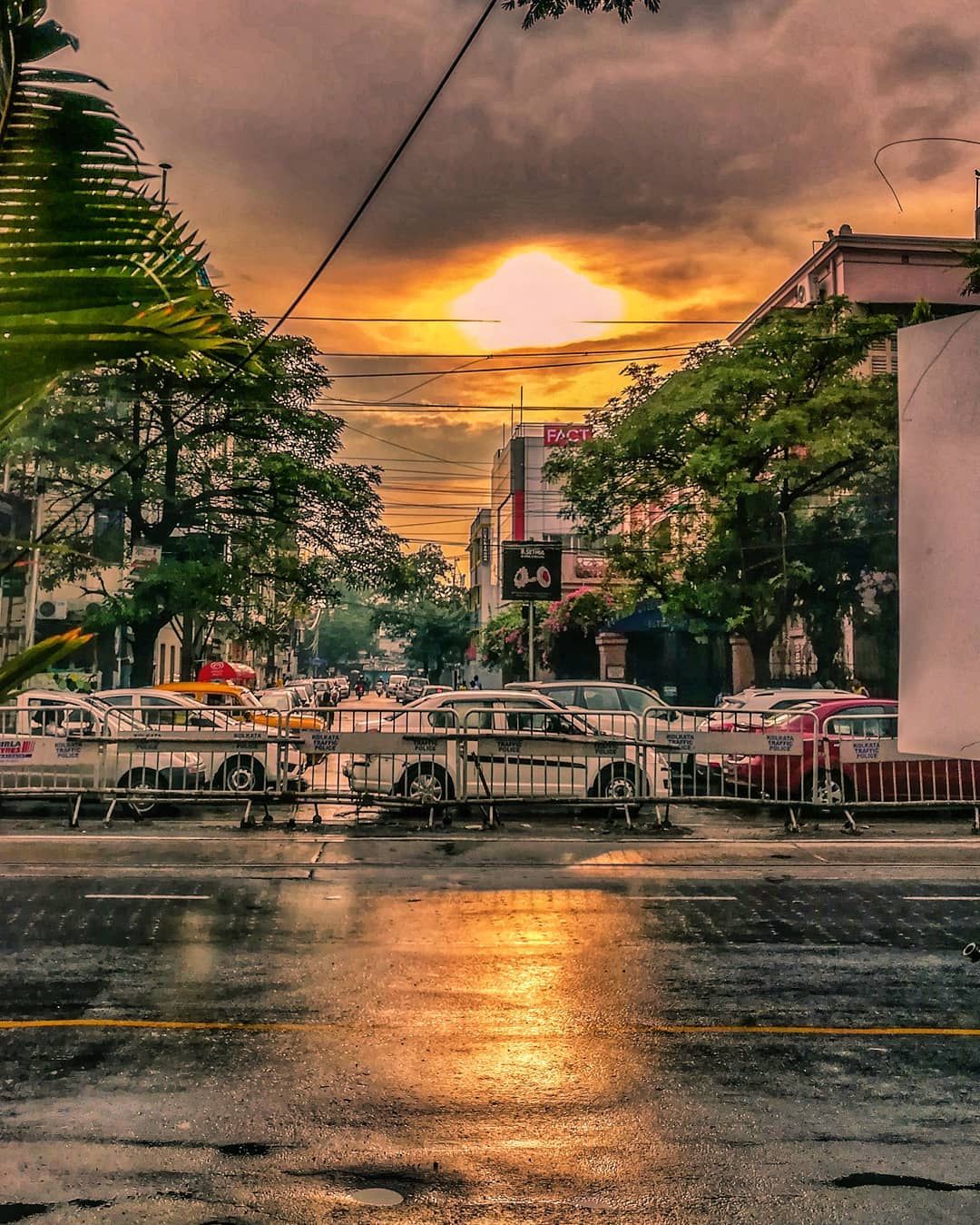 Мандрівник ділиться своїми пригодами через мобільну фотографію