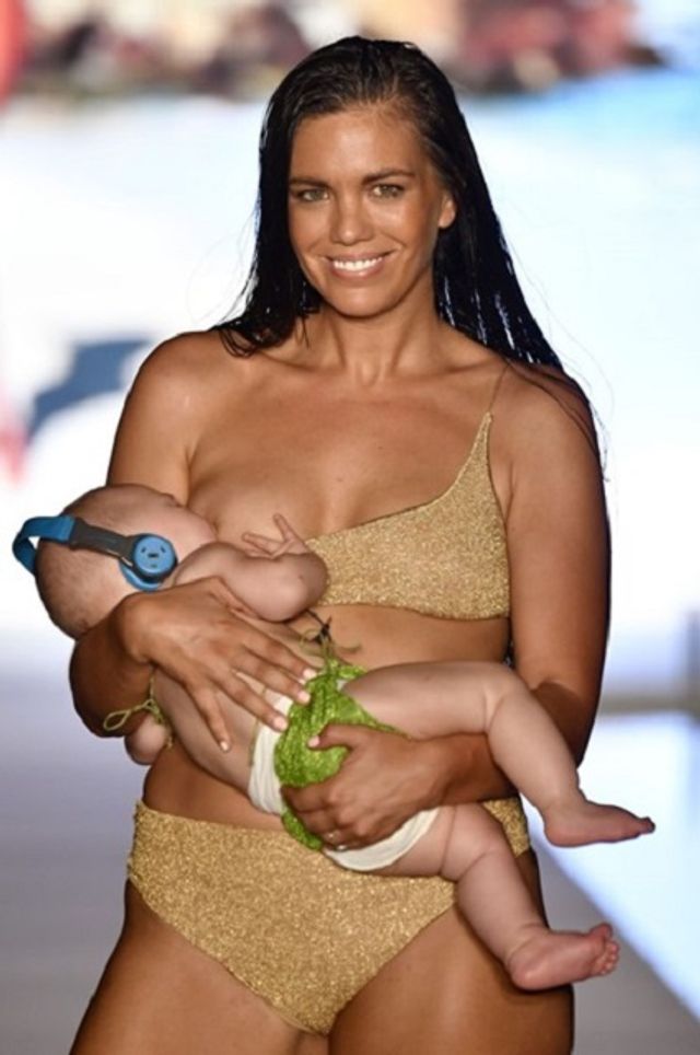 Мара Мартін годує дитину на подіумі - фото 263602