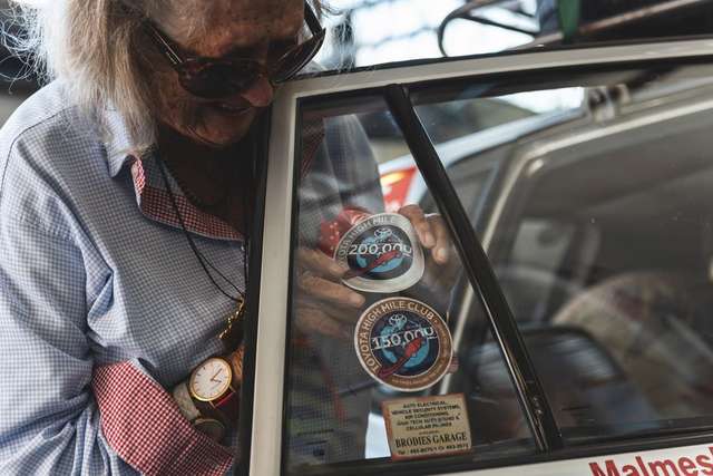81-річна бабуся здійснила шалену подорож на старенькій Toyota - фото 260812