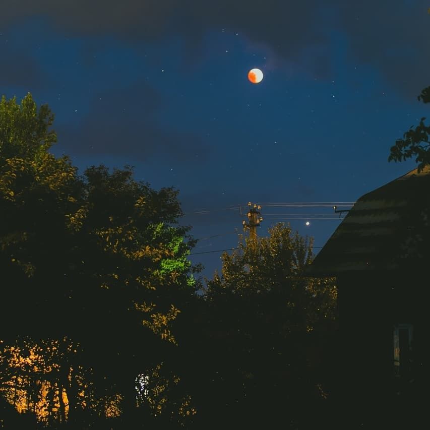 Місячне затемнення в Україні: найкращі фото з соцмереж