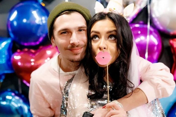 Дружина Позитива похизувалася соковитими формами у пікантній фотосесії