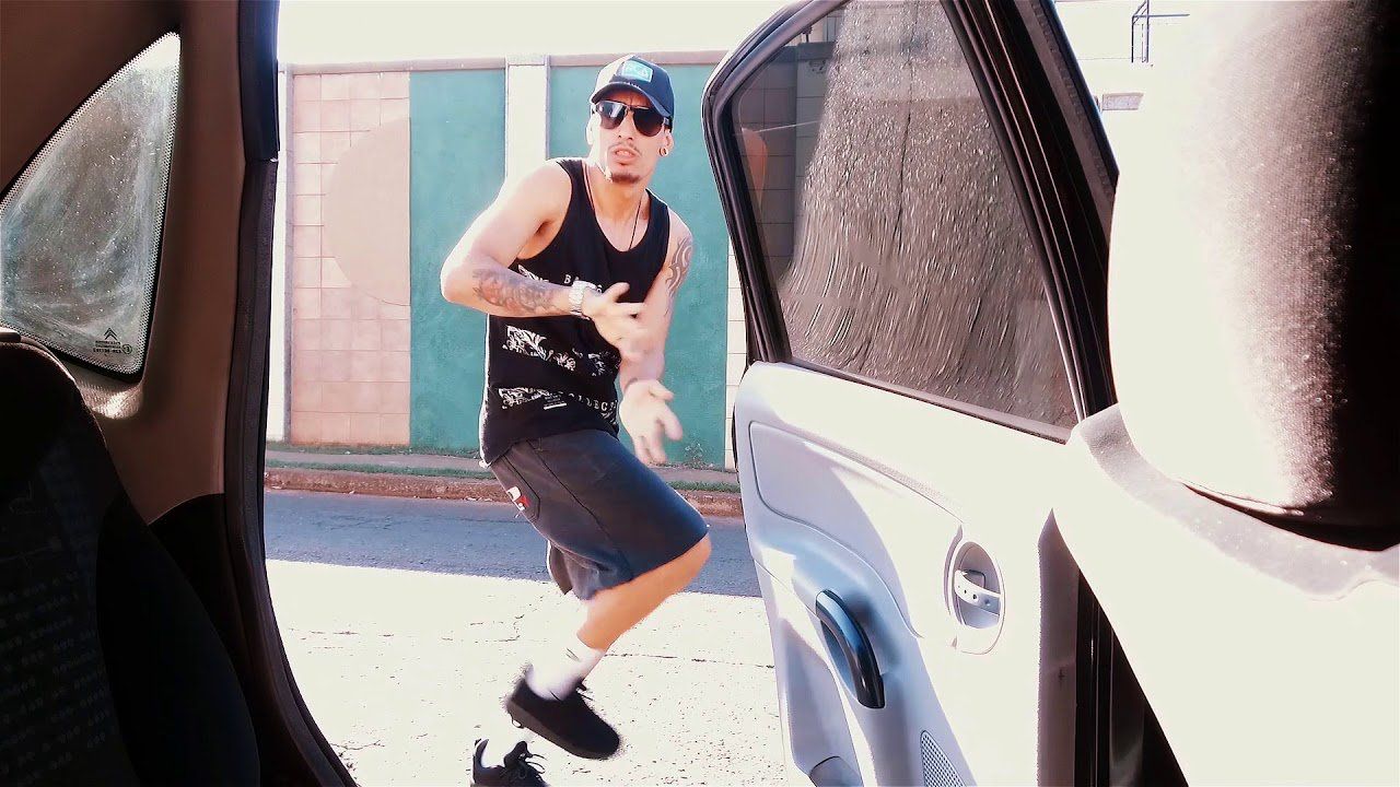 У мережі стає популярним флешмоб з безстрашними танцями