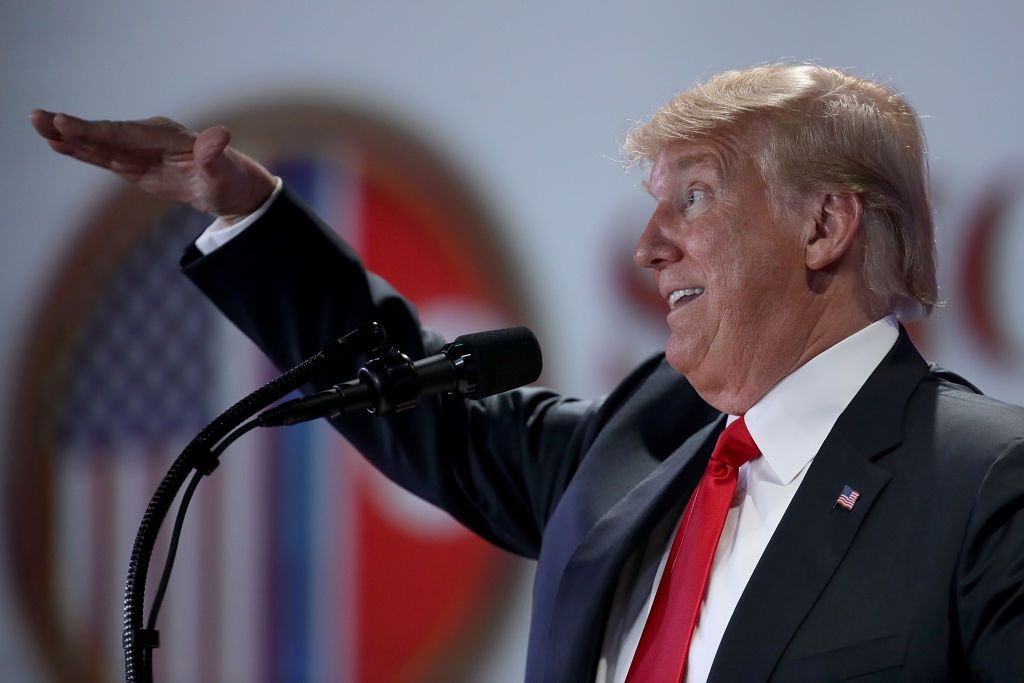 Як Трамп сконфузився на зустрічі з Єлизаветою ІІ - фото 1