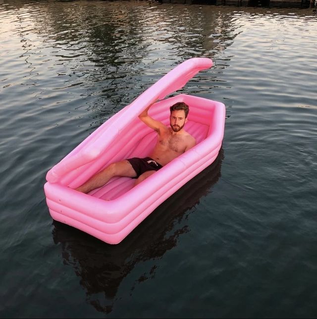 Це вам не фламінго: надувний матрац-труна став трендом цього літа - фото 262696