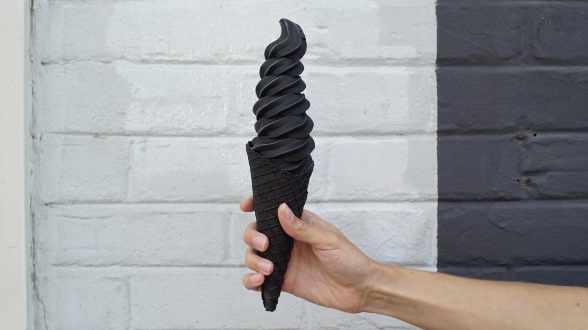 Чорне морозиво дуже популярне - фото 1