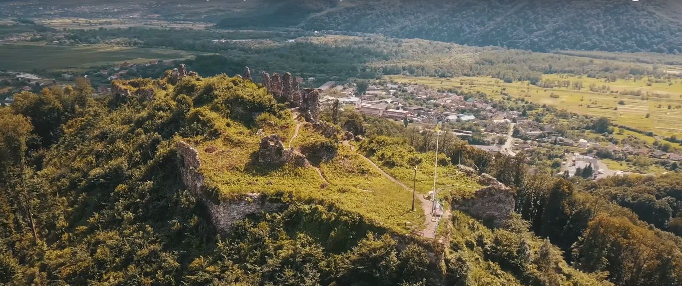 Таємничий та красивий: Хустський замок показали в ефектному відео - фото 1