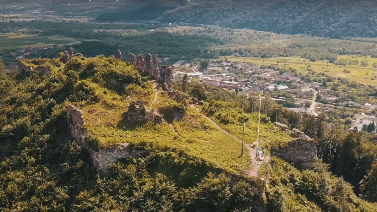 Таємничий та красивий: Хустський замок показали в ефектному відео - фото 1