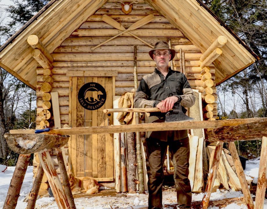 Канадець самотужки побудував дім без техніки: відеофакт