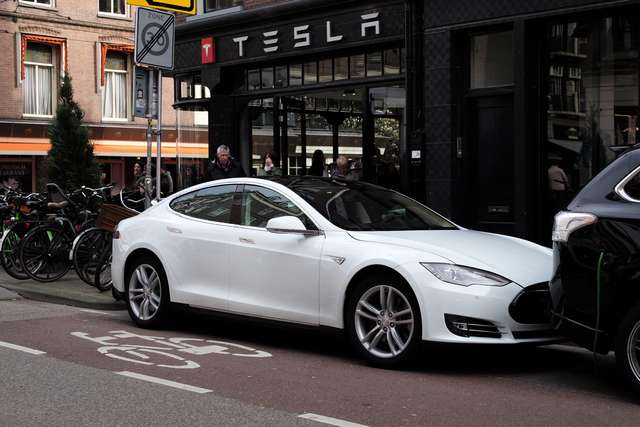 4 тисячі євро – сума субсидії під час придбання Tesla Model S - фото 263882