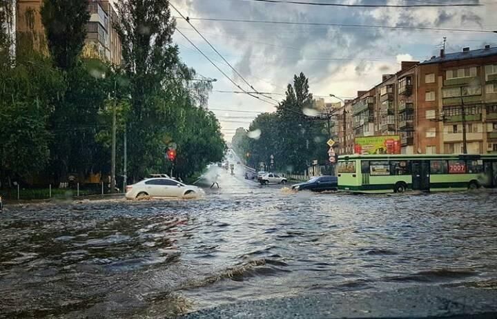 Хмельницький затопило через сильні дощі: відеофакт - фото 1