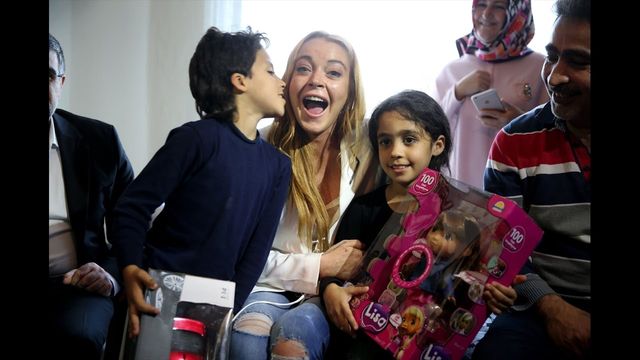 Лохан провела час з сирійськими біженцями в Туреччині - фото 264020