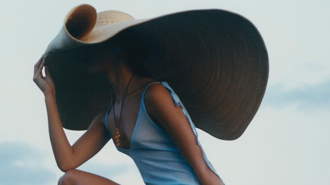 Солом'яний oversize-капелюх став головним трендом літа 2018