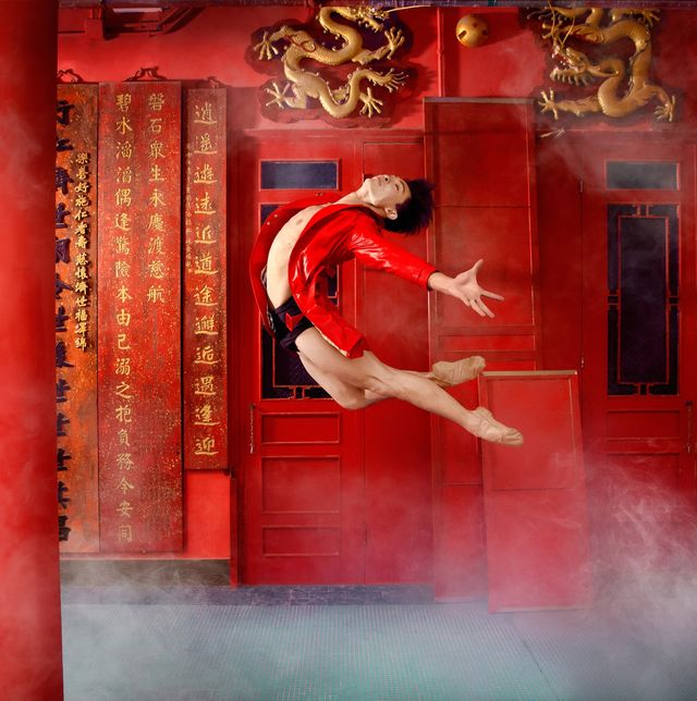 Як у Гонконгу рекламують відкриття балетного сезону: ефектні фото - фото 259634