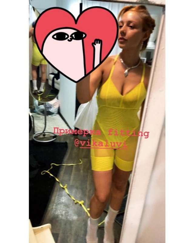 Тіна Кароль, одягнена у яскраво-жовте ЩОСЬ, здивувала мережу- фото 260476