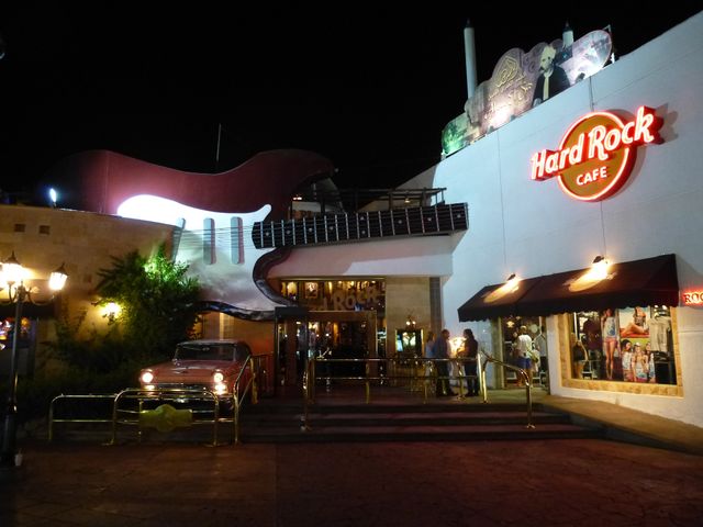 Атмосферу рок-вечірки тут доповнює відповідний антураж- фото 265234