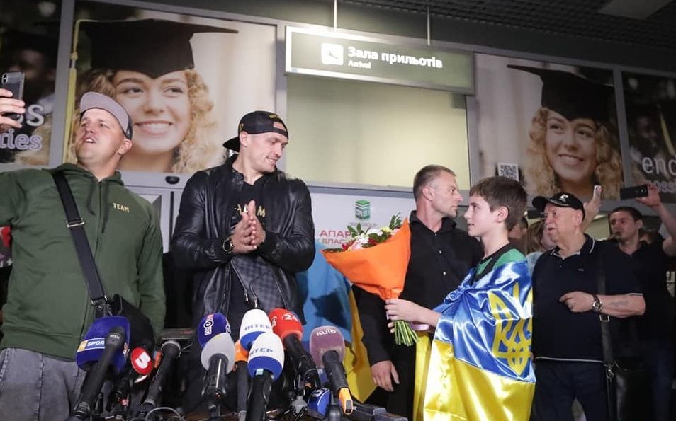Як українці зустріли Усика в аеропорту після перемоги над Гассіевим: відео