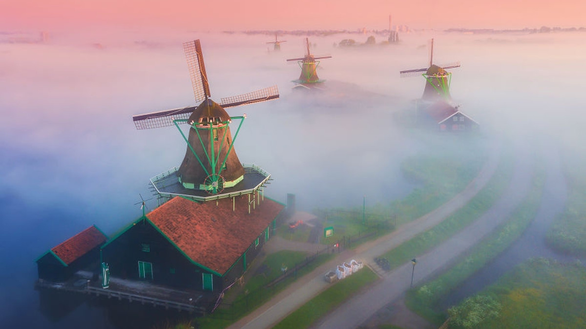 Альберт Дрос показав вітряки крізь туман у Голландії - фото 1