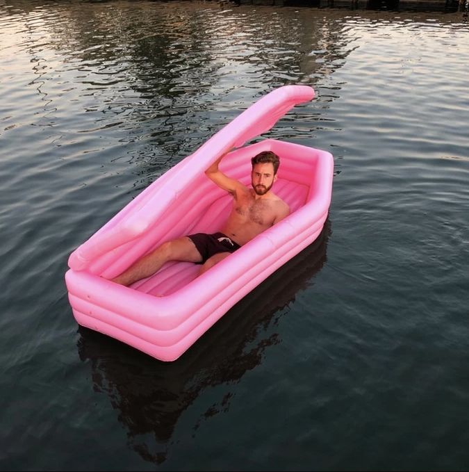Це вам не фламінго: надувний матрац-труна став трендом цього літа