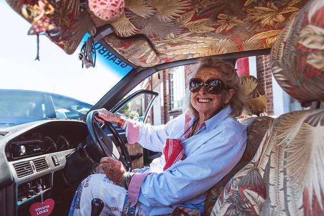 81-річна бабуся здійснила шалену подорож на старенькій Toyota - фото 260810