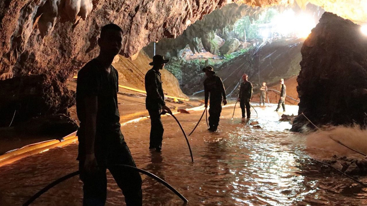 Ілон Маск тестує субмарину для порятунку дітей з печери в Таїланді - фото 1
