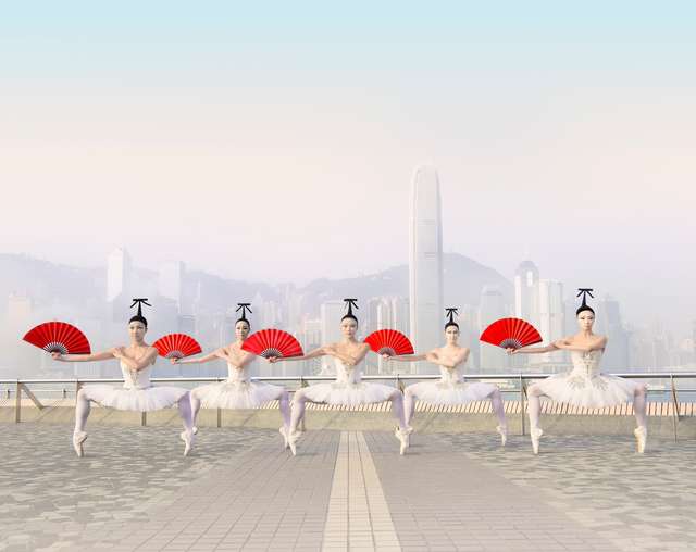 Як у Гонконгу рекламують відкриття балетного сезону: ефектні фото - фото 259628