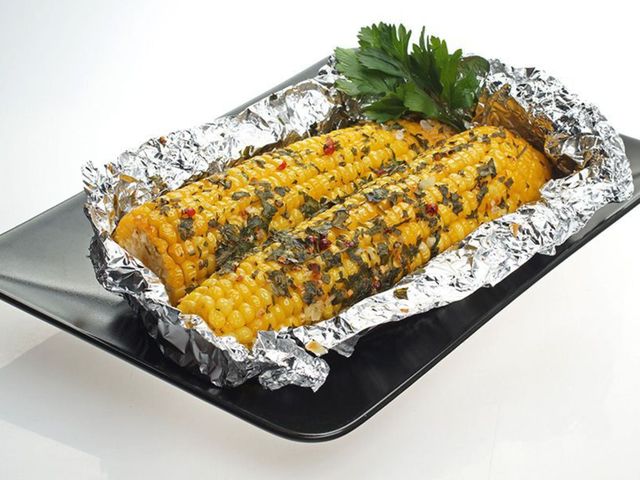 Як запекти кукурудзу в духовці - фото 265867