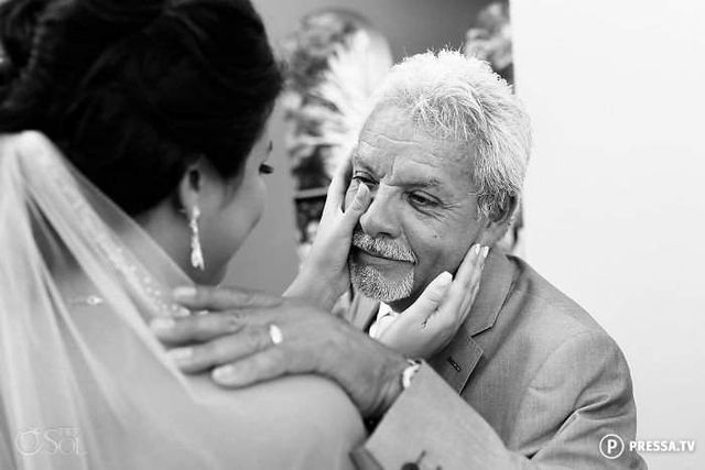 Зворушлива реакція батьків на дочок у весільних сукнях- фото 262160