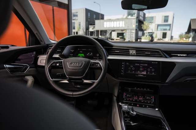 Роботу віртуальних дзеркал електрокросовера Audi e-tron зняли на відео - фото 261654
