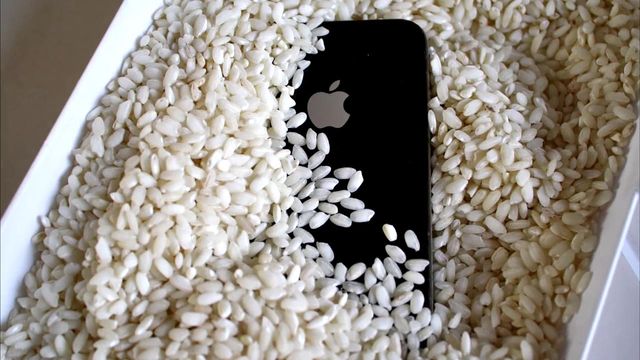Занурте смартфон у рис - фото 266240