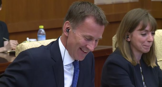 Британський міністр скунфузився через дружину: відеофакт