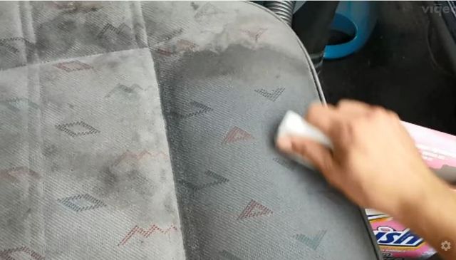 Плямовивідник очищує салон - фото 265900