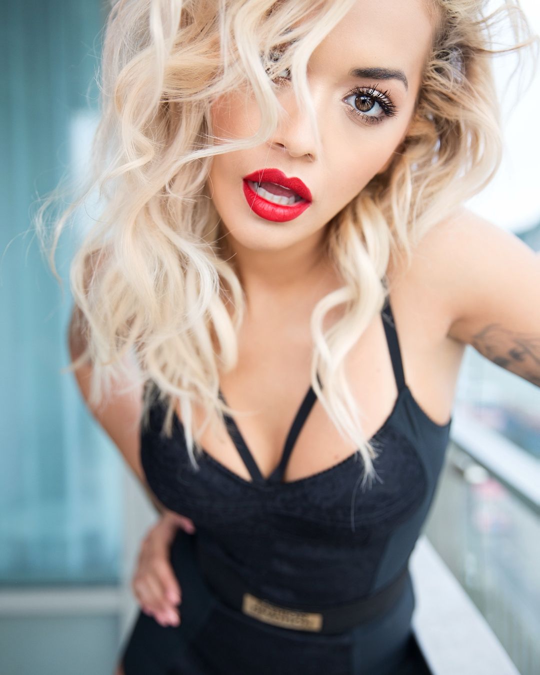 Ріта Ора топлес показала, як відпочиває після вечірок (18+)