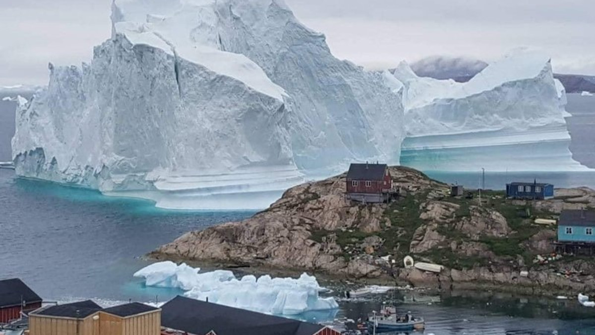 Гренландському селу загрожує величезний айсберг - фото 1