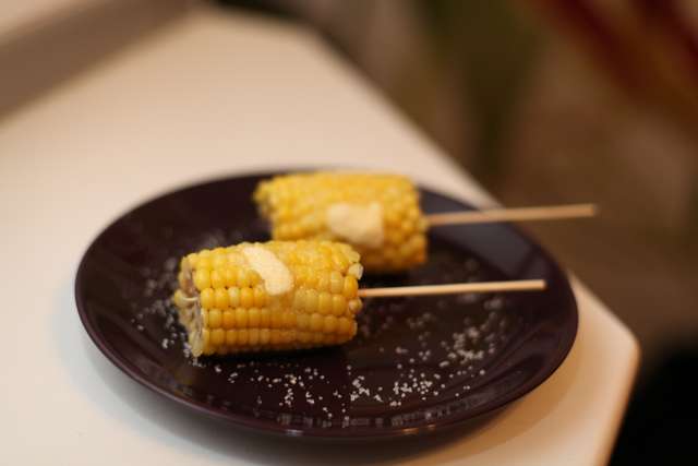 Як приготувати кукурудзу в мікрохвильовій - фото 265864