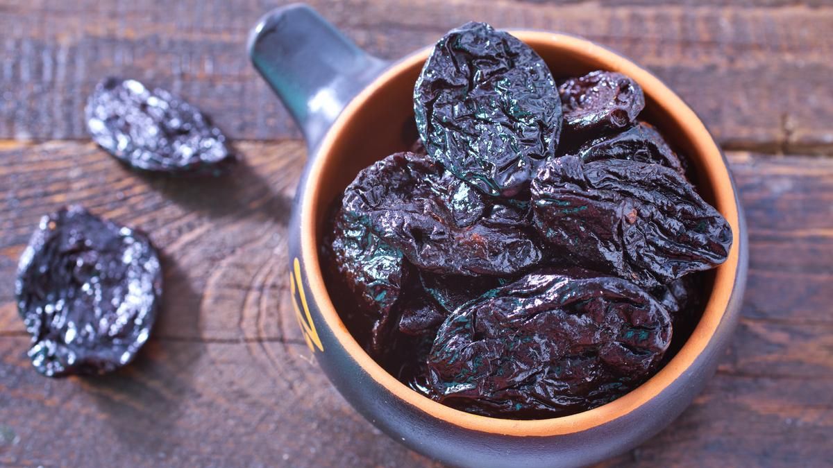 Лікарі розповіли про користь чорносливу