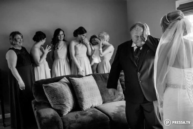 Зворушлива реакція батьків на дочок у весільних сукнях- фото 262161