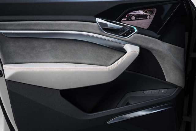 Роботу віртуальних дзеркал електрокросовера Audi e-tron зняли на відео - фото 261653