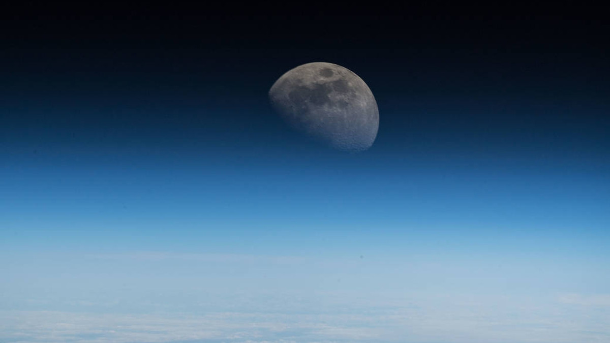 NASA показало незвичний знімок Місяця - фото 1