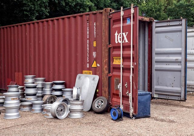 Британці знайшли покинутий контейнер з деталями для Ferrari 250 GTO - фото 259653