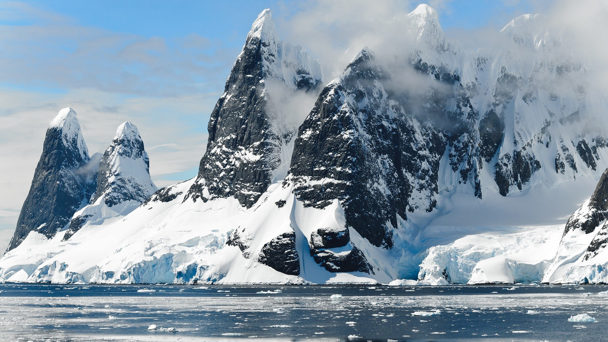 Вчені виявили активний вулкан під льодовиком Антарктиди - фото 1