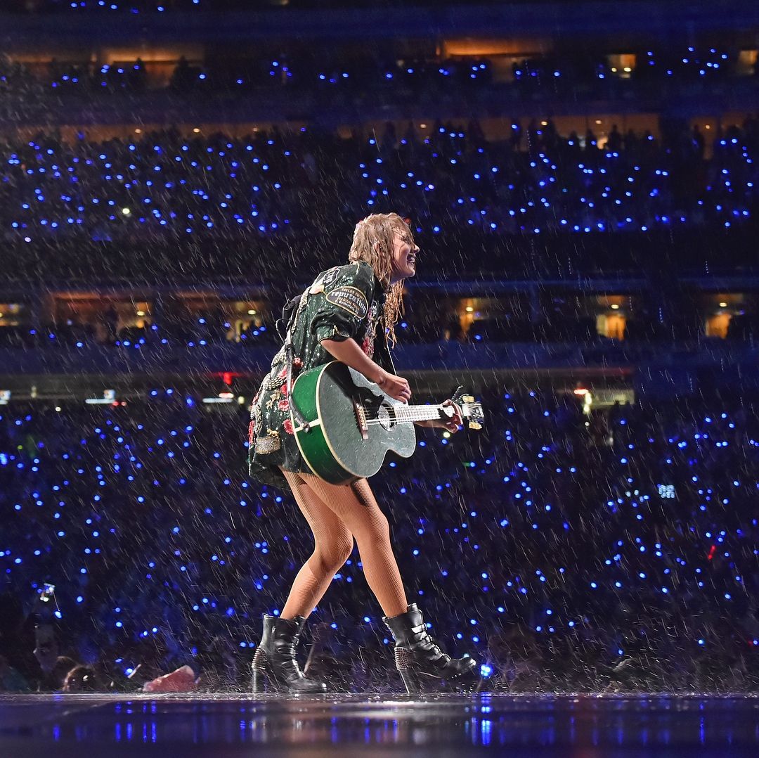 Тейлор Свіфт гепнулась на сцену посеред концерту: відеофакт