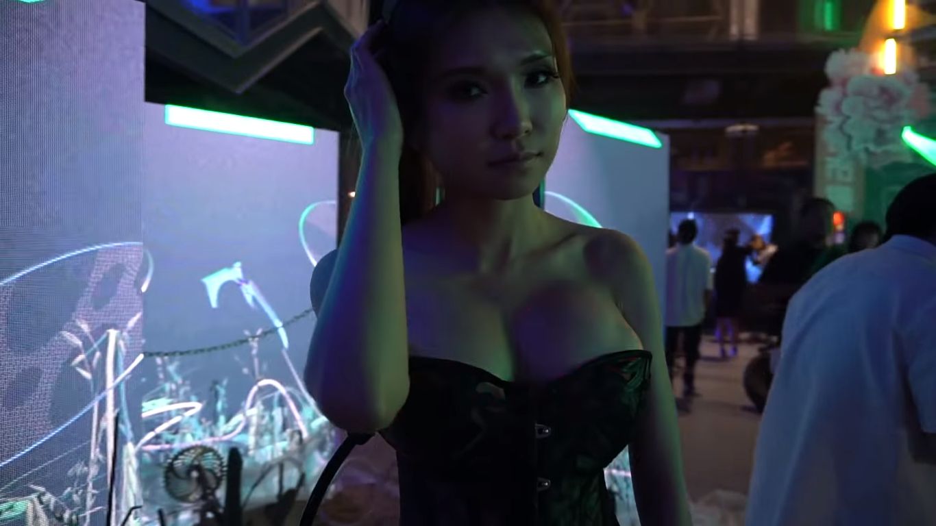 Технічний дизайнер з Китаю створила корсет, який підсвічує силіконові груди