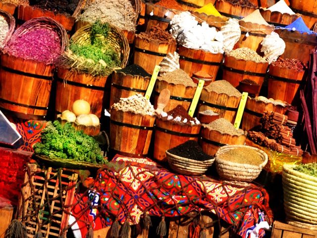 На старому ринку можна придбати купу корисних і красивих речей- фото 265230