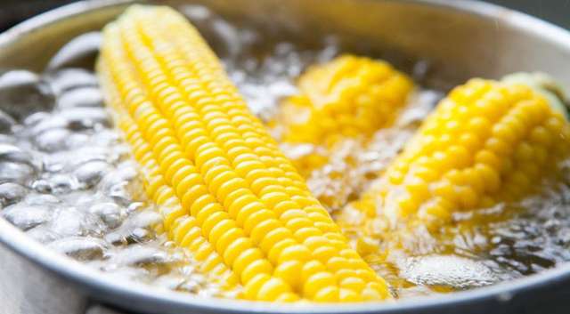 Як приготувати кукурудзу в каструлі - фото 265863