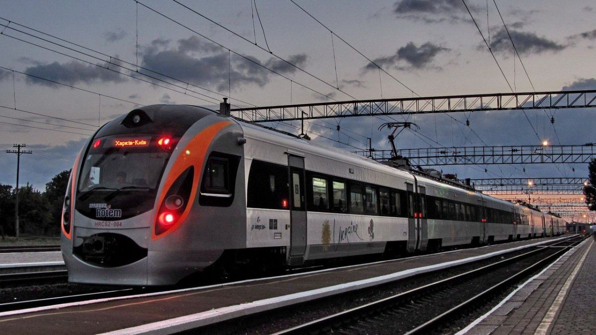 Укрзалізниця додала ще два потяги до Львова