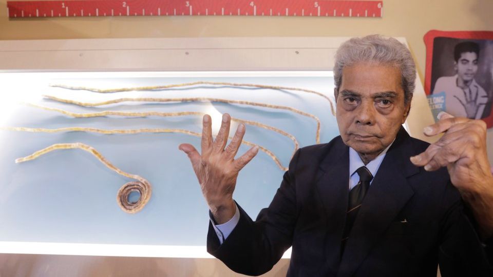 909 сантиметрів: рекордсмену з Індії відрізали найдовші у світі нігті